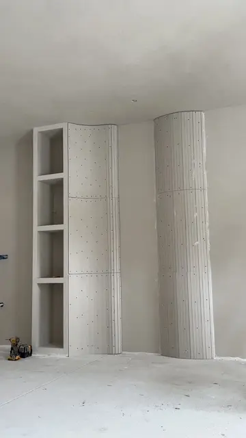 Zakrivljeni gipsani stubovi sa ugradnim policama