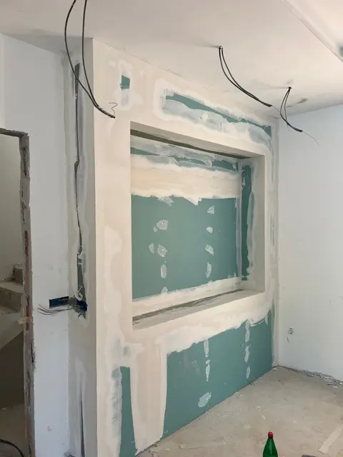 Gipsani TV zid sa nišom prije završne obrade
