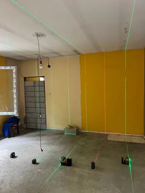 Zidne obloge i spušteni plafon tokom uređenja prostora